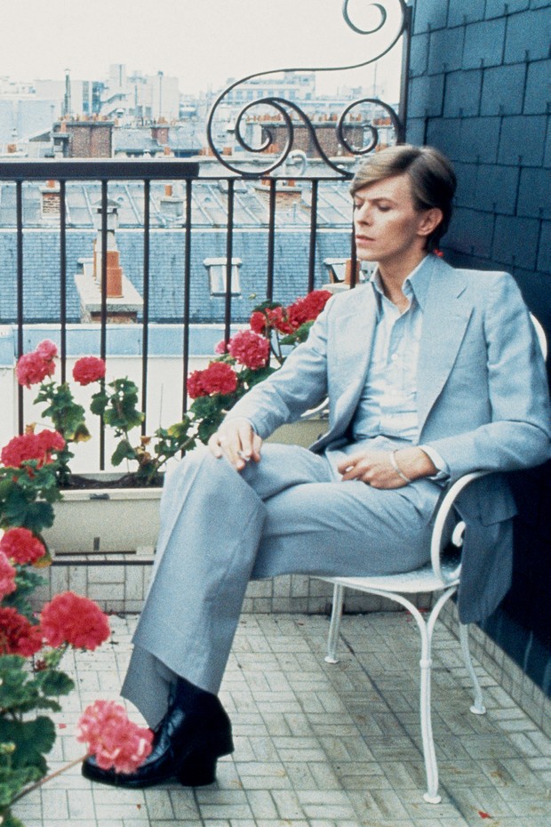 David Bowie na varanda de uma das suítes do Plaza, em 1977 (Foto: Christian Simonpietri/Sygma Via Getty Images, Michel Dufour/ Gatty Images, Francis Apesteguy/Getty Images, Assouline.com e Divulgação)