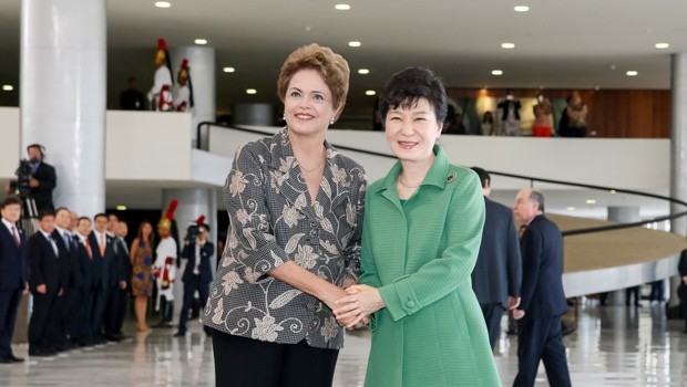 Presidenta Dilma Rousseff durante cerimônia oficial de chegada da Presidente da República da Coreia, Park Geun-hye (Foto: Roberto Stuckert Filho/ PR)