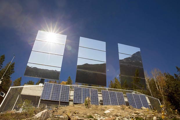Espelhos gigantes instalados em montanha refletem o sol para Rjukan (Foto: Terje Bendiksby/NTB Scanpix/Reuters)