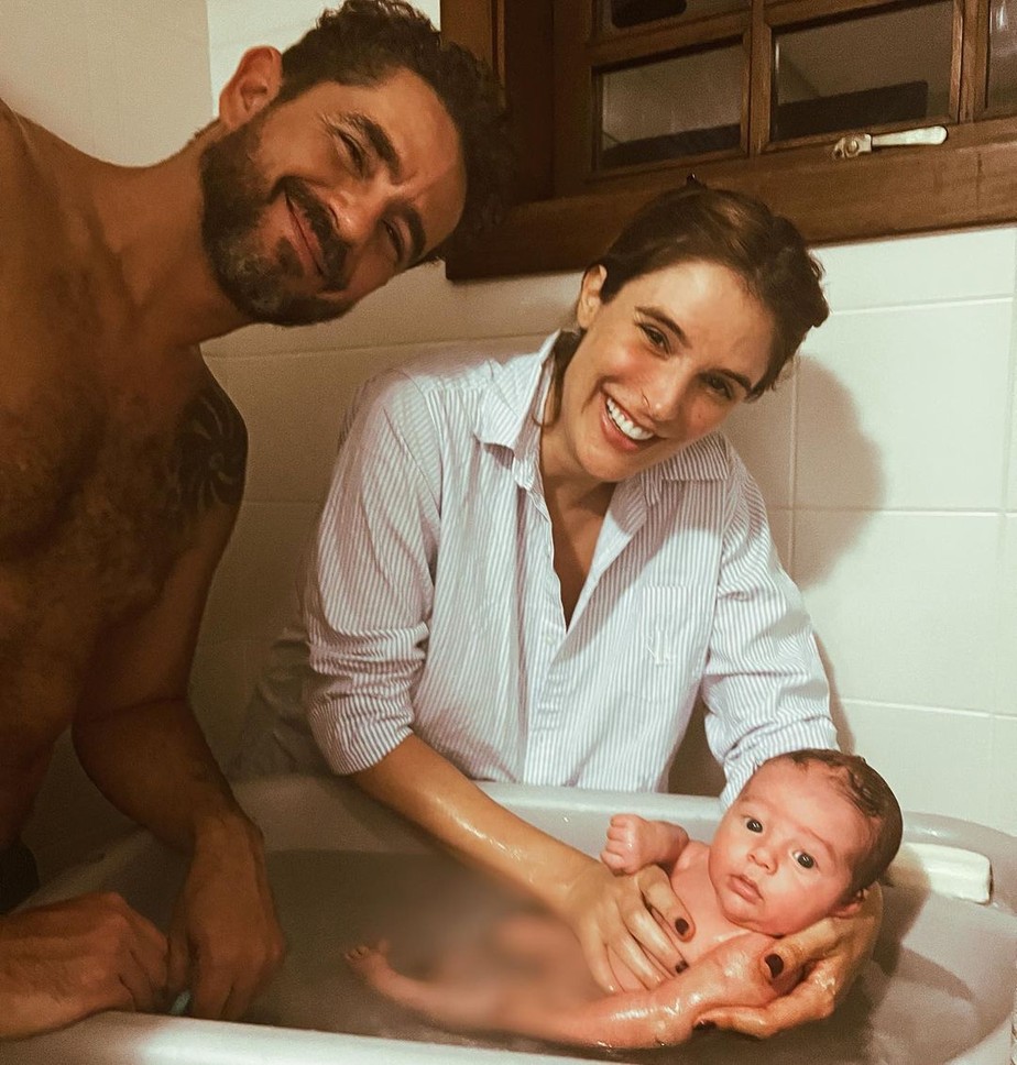 Rafa Brites registra banho do filho Leon ao lado de Felipe Andreoli
