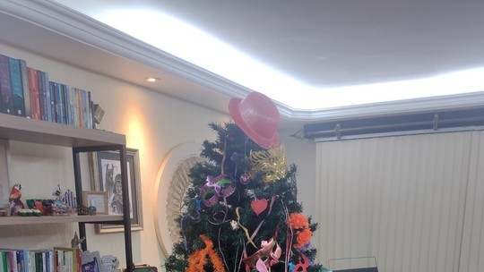 Mulher não desmonta árvore de Natal e a decora com tema de Carnaval