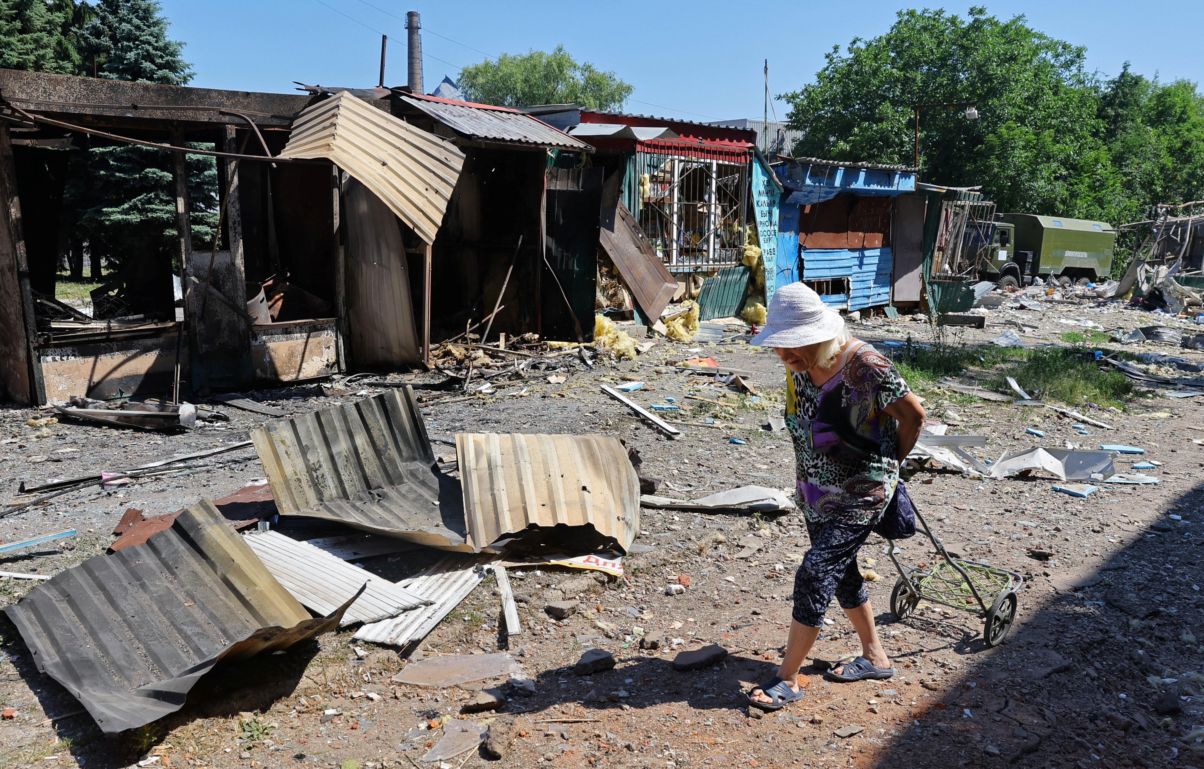 Pessoa passa por estruturas destruídas em um mercado local após bombardeio em Donetsk, na Ucrânia (Foto: REUTERS/Alexander Ermochenko) Pessoa passa por estruturas destruídas em um mercado local após bombardeio em Donetsk, na Ucrânia (Foto: REUTERS/Alexander Ermochenko)