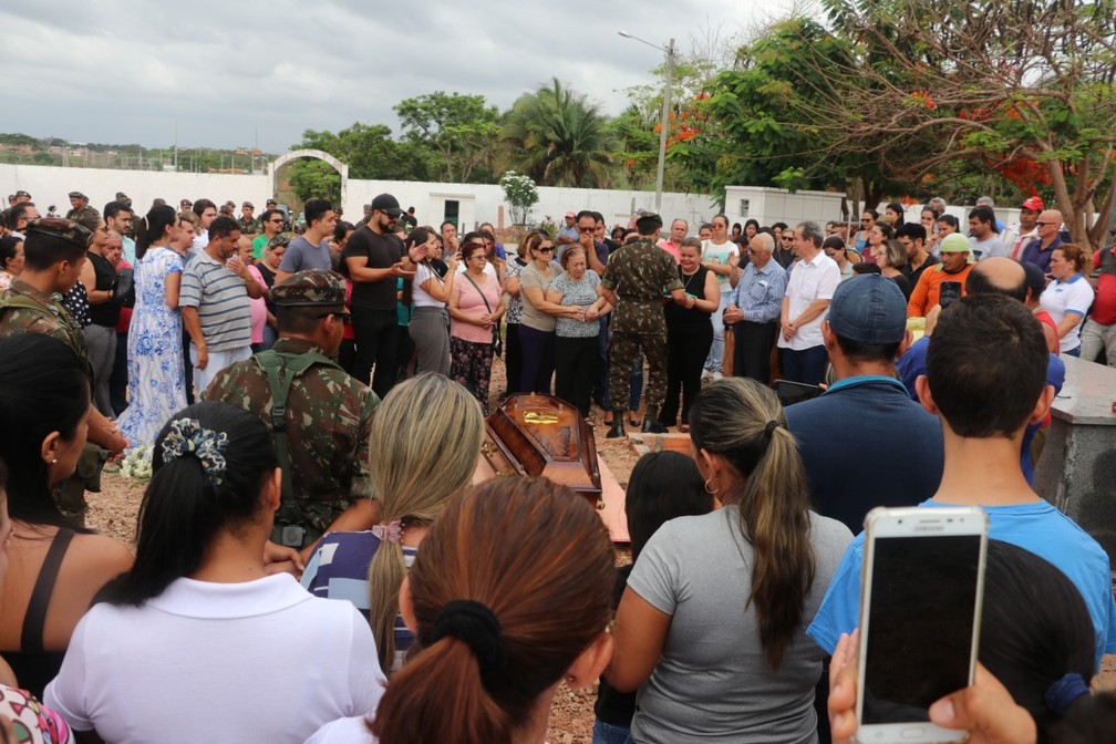 Militar entrega bandeira do Brasil que cobria caixão para a mãe de médico — Foto: Alan Milhomem /Voz do Bico