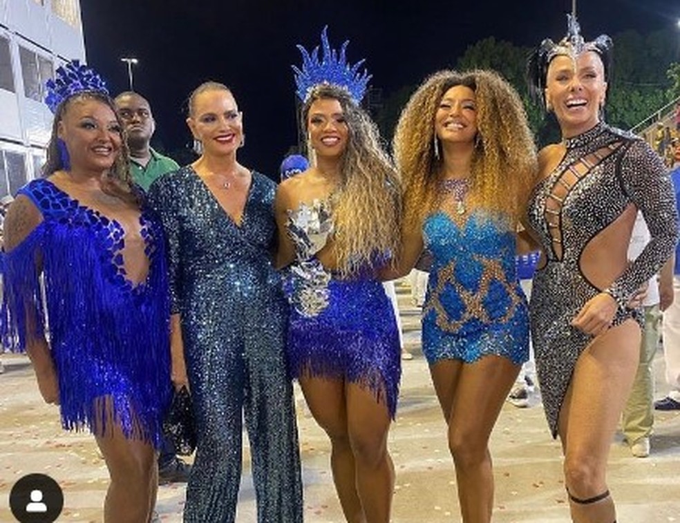 Bianca Monteiro entre as ex-rainhas de bateria da Portela: Edclea das Neves, Luiza Brunet, Sheron Menezzes e Adriane Galisteu — Foto: Divulgação