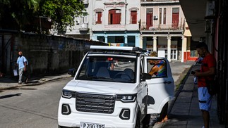 Carro movido a eletricidade em Havana — Foto: AFP