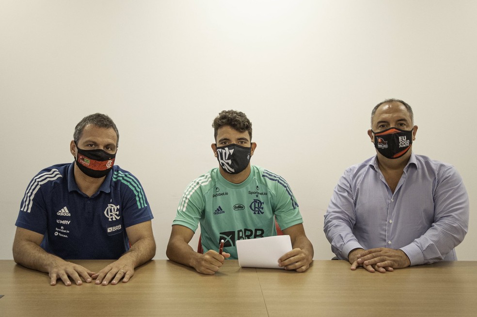 Pepê entre Bruno Spindel e Marcos Braz em sua renovação de contrato — Foto: Alexandre Vidal/Flamengo