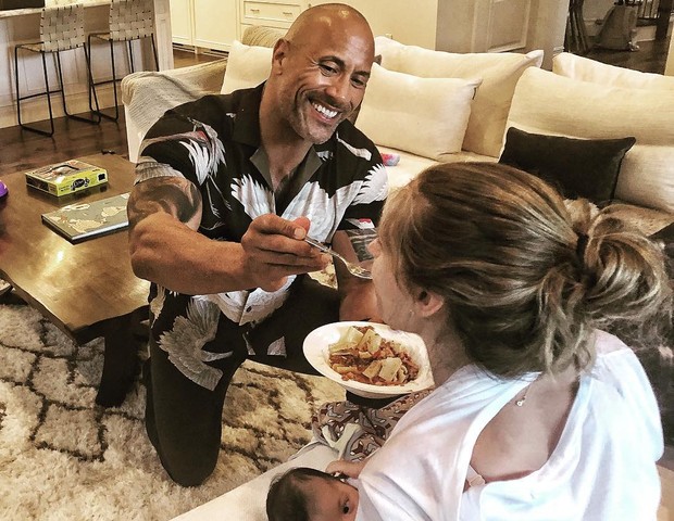 The Rock deu comida na boca da namorada, enquanto ela amamentava (Foto: Reprodução/ Instagram)