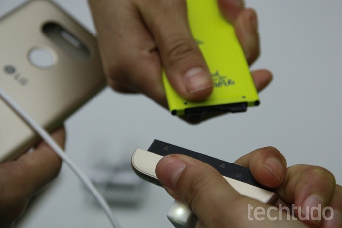 Bateria do G5 pode ser desencaixada e trocada por outra em segundos (Foto: Fabrício Vitorino/TechTudo)