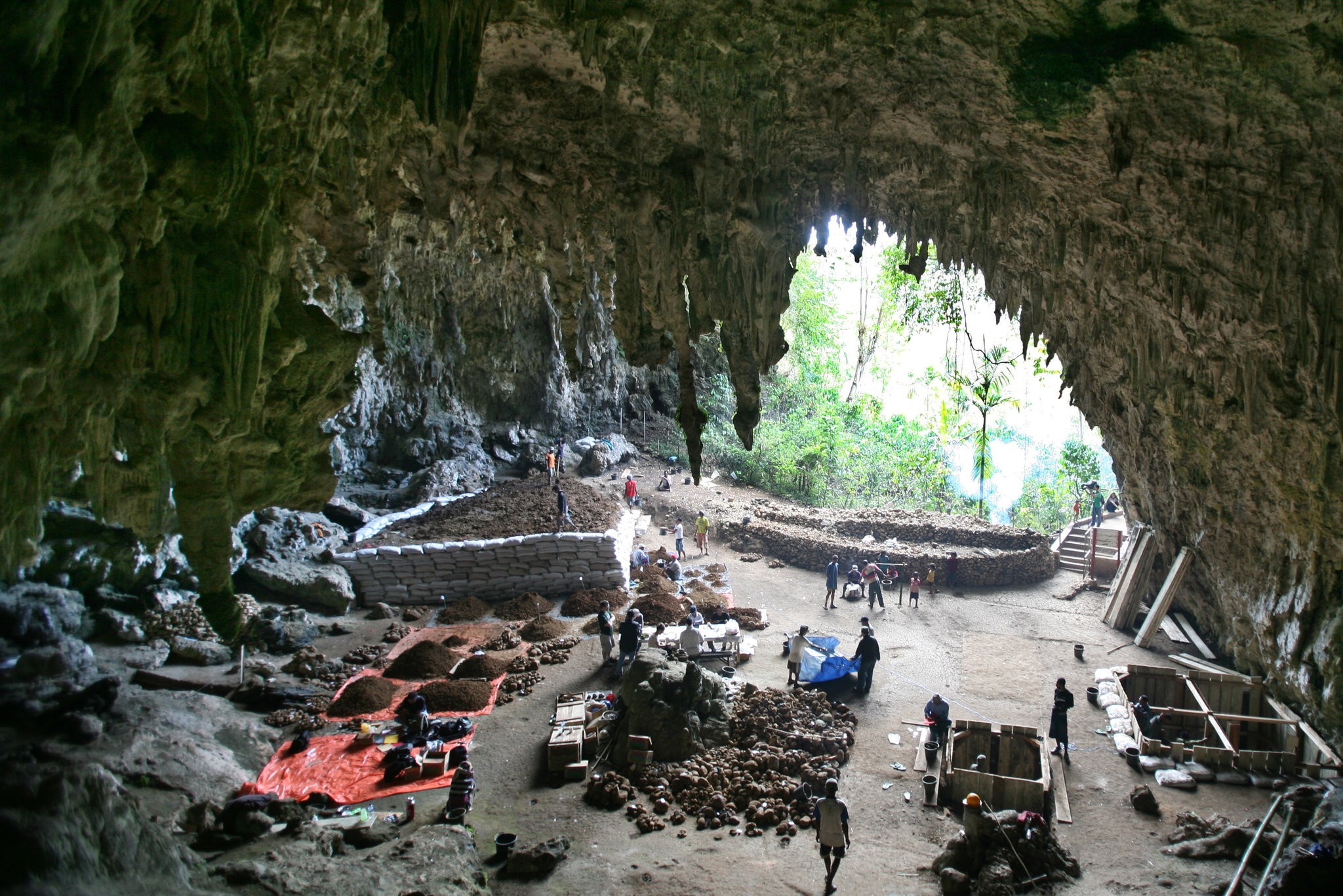 Caverna Liang Bua, na ilha Flores, onde fósseis do Homo floresiensis foram encontrados  (Foto: Achmad Ibrahim/Associated Press)