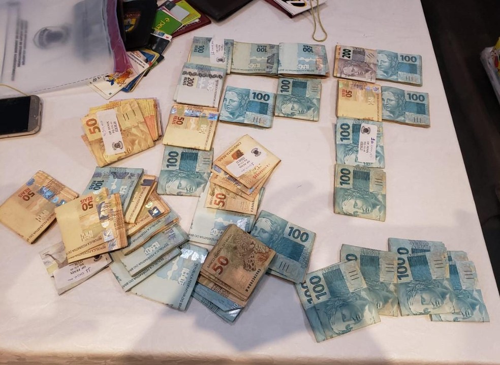 Parte do dinheiro apreendido pela PF durante as investigações contra a quadrilha desarticulada nesta segunda-feira (17) em MS — Foto: PF/Divulgação