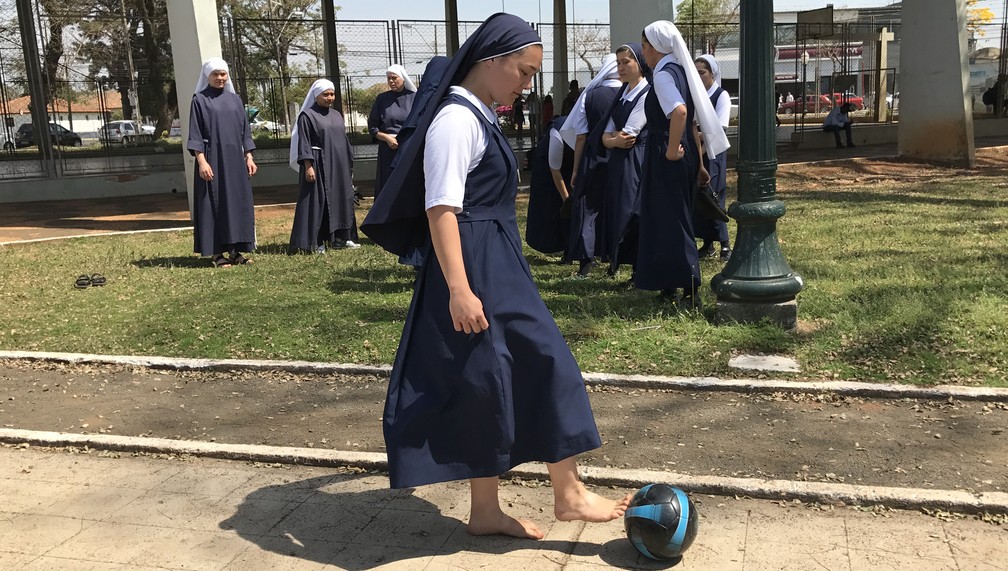 Irmã Andressa prefere o futebol raiz, sem chuteiras (Foto: Gabriela Ribeiro)