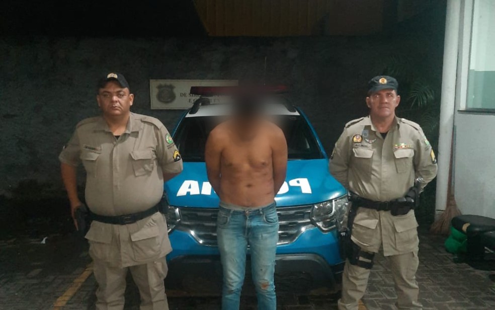 Suspeito de esfaquear jovem em preso em Goiânia — Foto: Divulgação/Polícia Militar