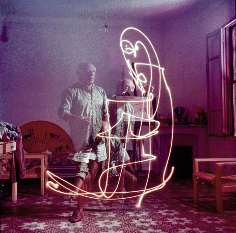 Foto de Gjon Mili, usando tripla exposição,  mostra Picasso 'trabalhando' com um pequena lanterna em Vallauris, 1949