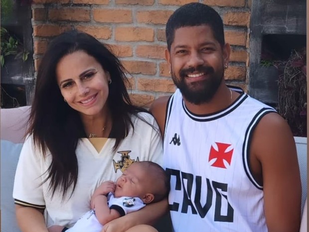 Viviane Araujo com marido e filho (Foto: Leo Franco/ Agnews)
