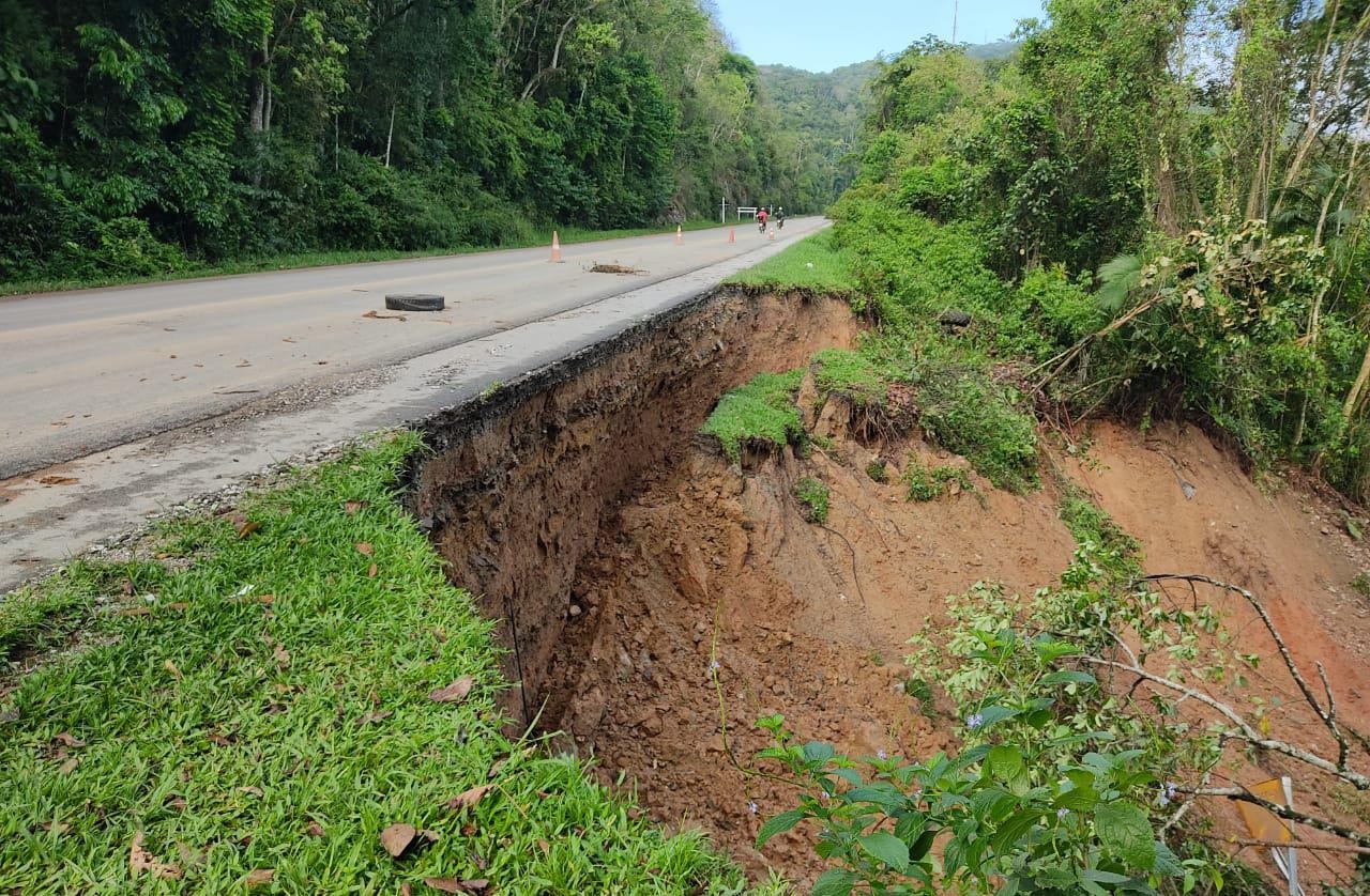 Rodovia na Grande Florianópolis tem 35 pontos obstruídos após chuvas; FOTOS