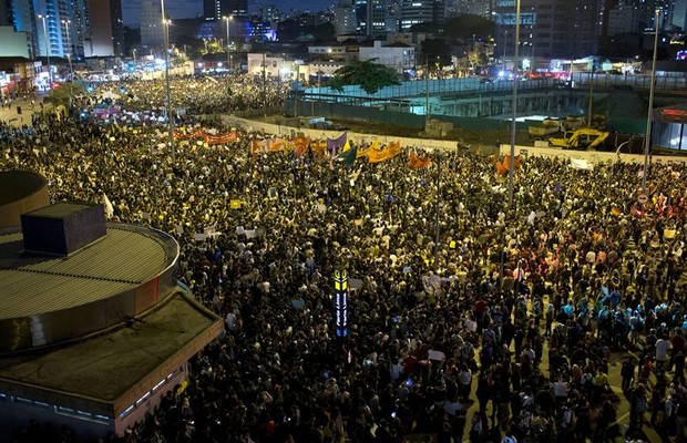 Em São Paulo, milhares de manifestantes se reuniram contra o aumento da tarifa do ônibus nesta segunda-feira (Foto: Agência EFE)