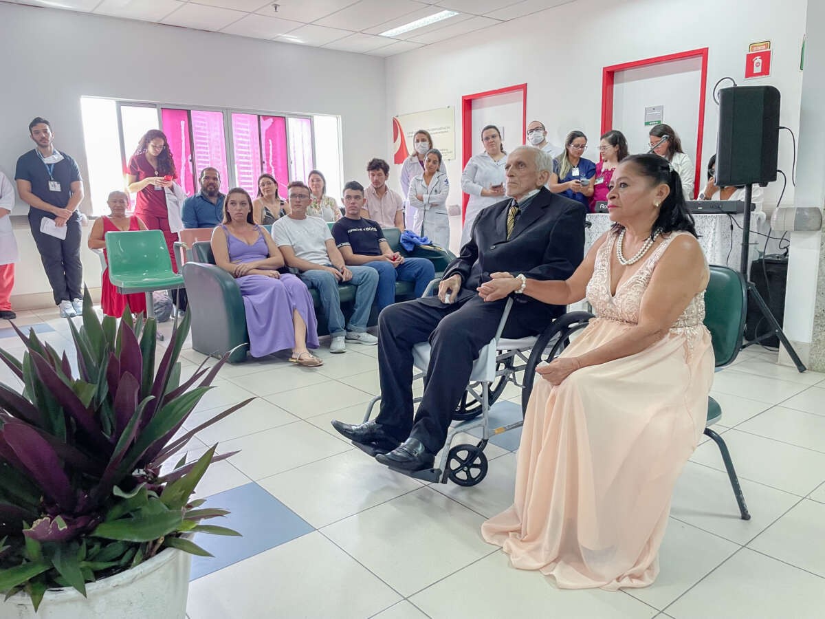 Paciente em cuidados paliativos realiza sonho e se casa em hospital de Fortaleza