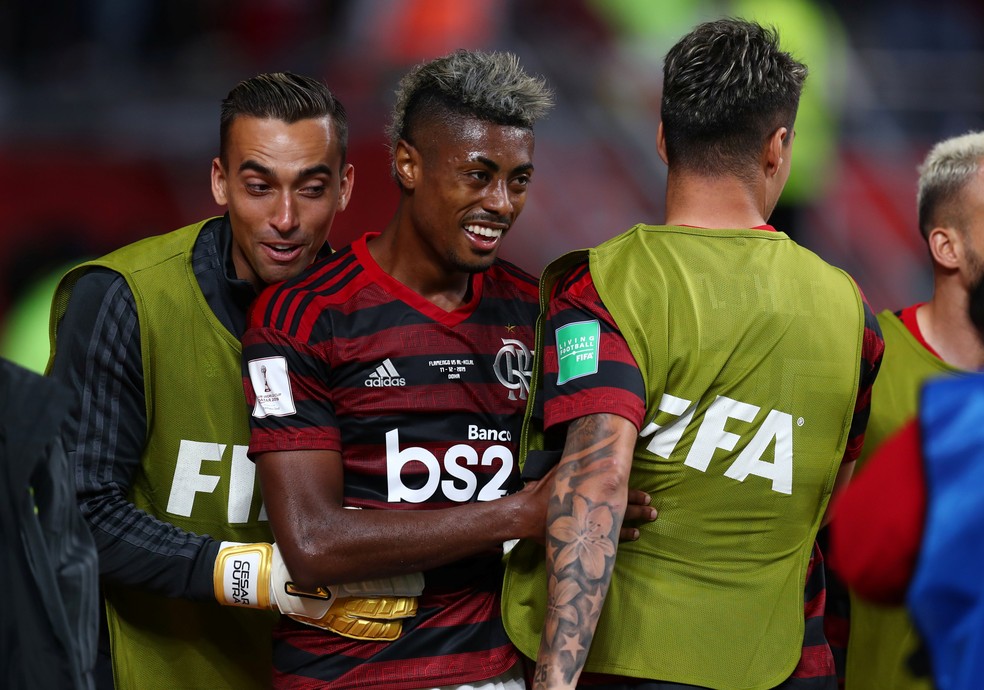 Bruno Henrique recebe o abra&ccedil;o de C&eacute;sar ap&oacute;s o segundo gol rubro-negro &mdash; Foto: Ibraheem Al Omari/Reuters