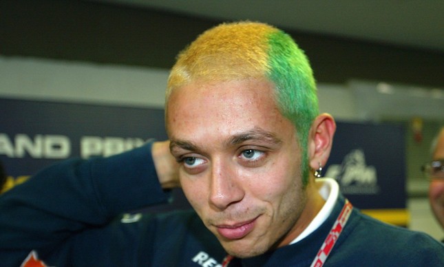 Campeão de motovelocidade, o italiano Valentino Rossi com o cabelo pintado de verde e amarelo, em Jacarepaguá