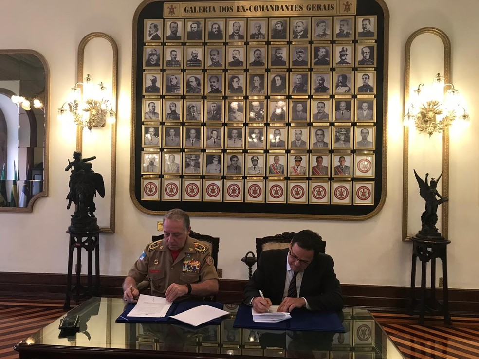 Vice-presidente do Flamengo, Dunshee assinou o TAC na sede dos Bombeiros — Foto: Divulgação