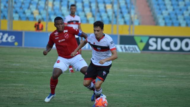 Mike tenta se livrar da marcação de Alan Mineiro