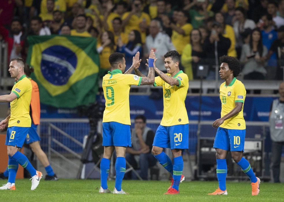 Gabriel Jesus e Firmino se cumprimentam em partida com a seleção brasileira  — Foto: Lucas Figueiredo/CBF