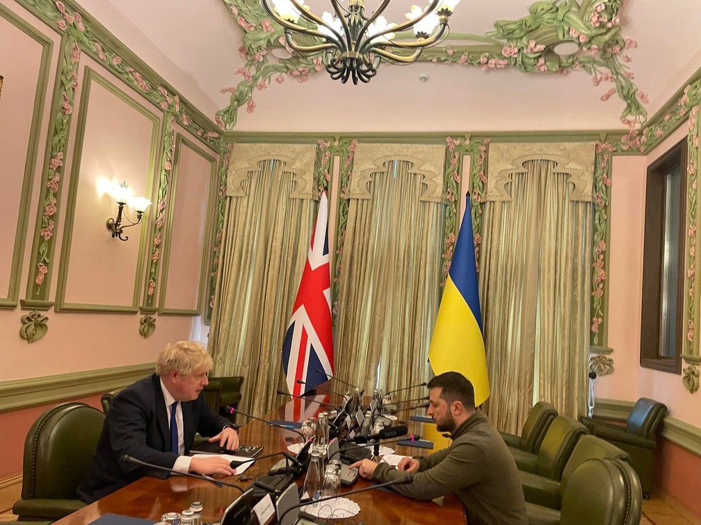 Primeiro-ministro britânico Boris Johnson em Kiev — Foto: Reprodução/ Facebook Andriy Sibiga