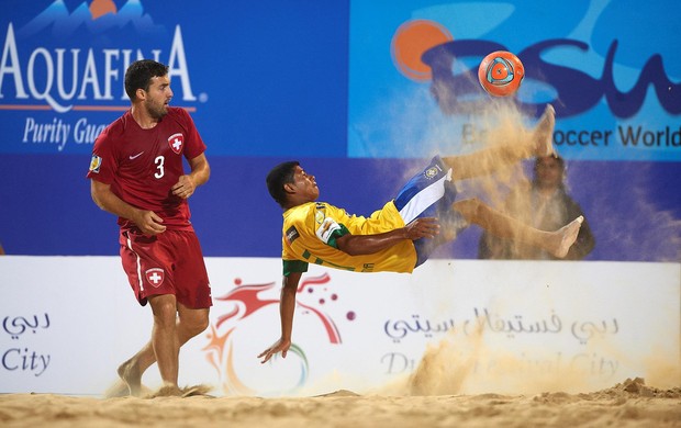 Datinha da seleção brasileira de futebol de areia dá bicicleta na Copa Intercontinental de Dubai (Foto: Divulgação/BSWW)
