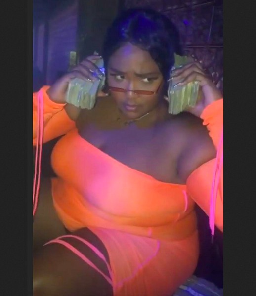 A cantora norte-americana Lizzo brincando com dinheiro em um clube de strip da cidade de Atlanta (Foto: Instagram)
