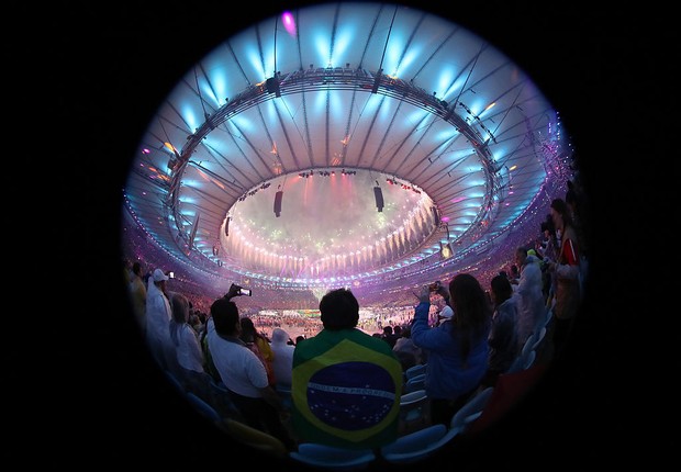 Fogos de artifício iluminam Estádio do Maracanã na cerimônia de encerramento dos Jogos Olímpicos Rio 2016 (Foto: Alexander Hassenstein/Getty Images)
