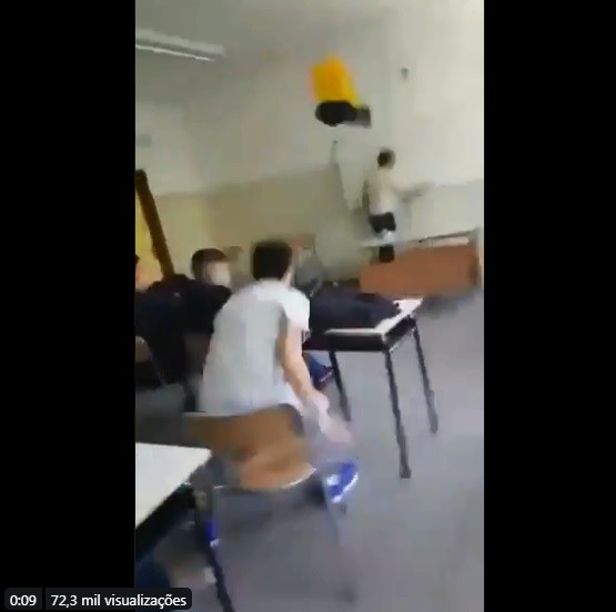 Professor é atingido por lixeira em sala de aula (Foto: Reprodução )