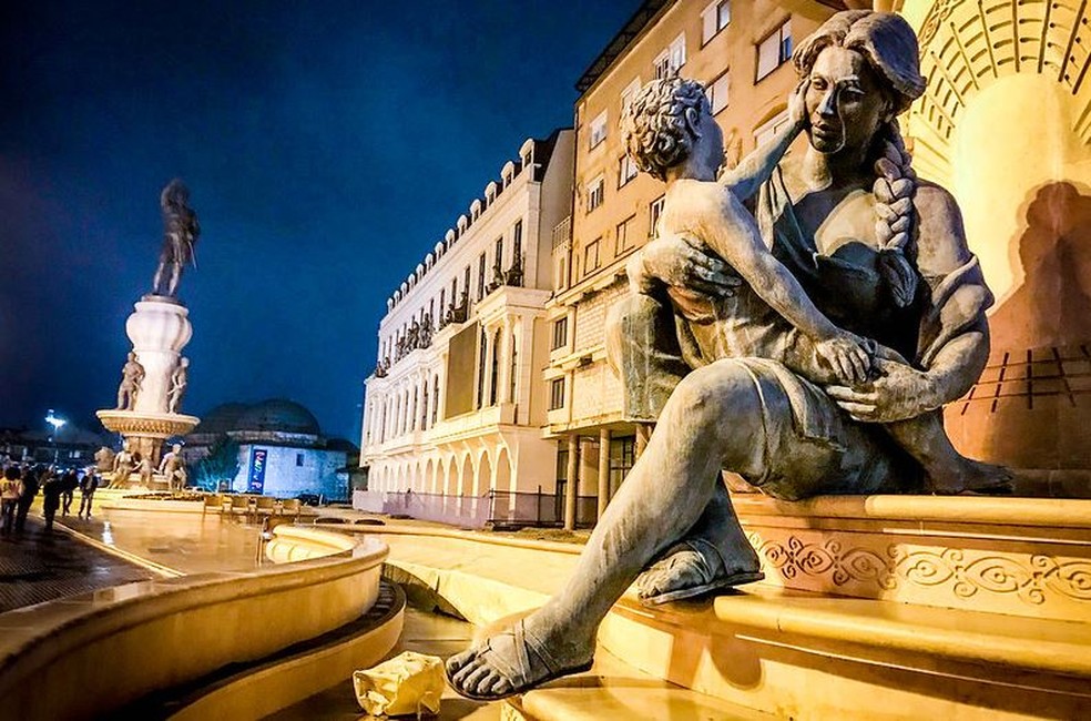 Monumento que representa Alexandre como criança no colo de sua mãe, Olímpia, em Skopje, na Macedônia — Foto: Eriktorner/Visualhunt