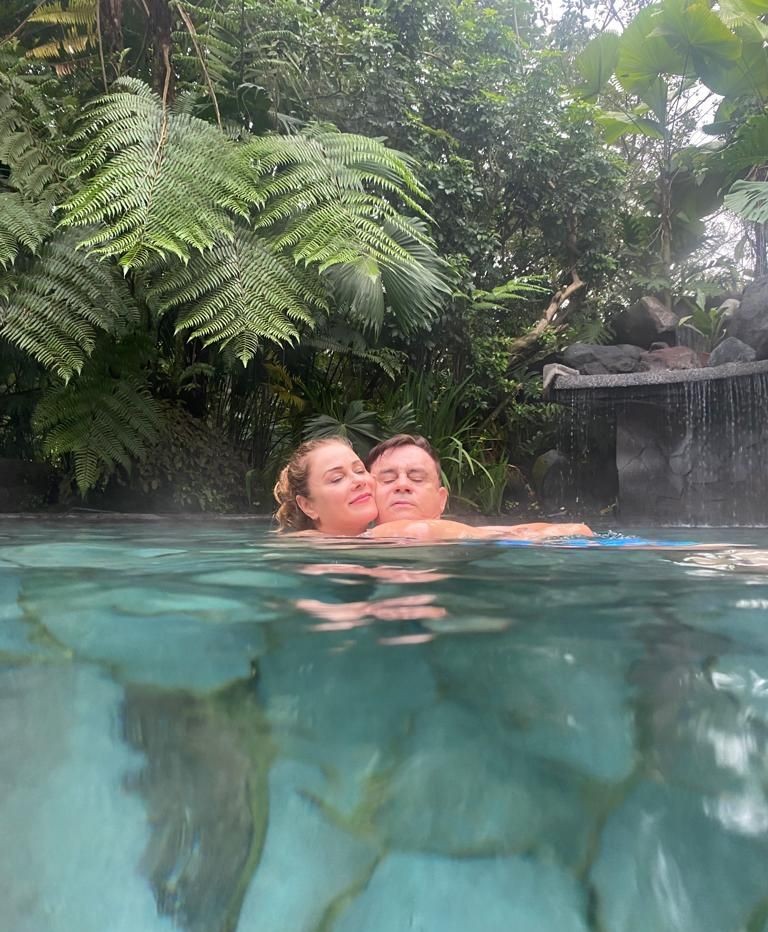 Chitãozinho com a mulher, Márcia Lima, em águas termais da Costa Rica (Foto: Divulgação)