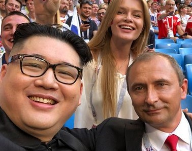 Slawek Sobala, sósia de Vladimir Putin, com o amigo Howard X, sósia de Kim Jong-un (Foto: Reprodução)