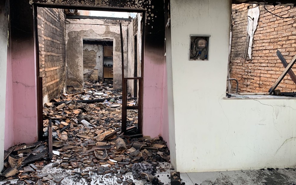 imóvel ficou destruído após ser atingido pelo fogo, em Feira de Santana — Foto: Felipe Pereira/TV Subaé