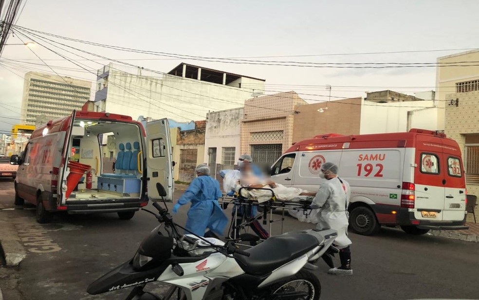 Paciente de 66 anos sendo transportada para o município de Estância — Foto: Arquivo Pessoal