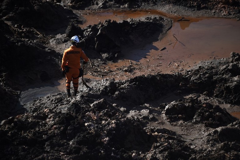Bombeiros procuram por corpos na região do Córrego do Feijão, em Brumadinho, dois dias depois do rompimento da barragem da Vale. — Foto: Douglas Magno/AFP