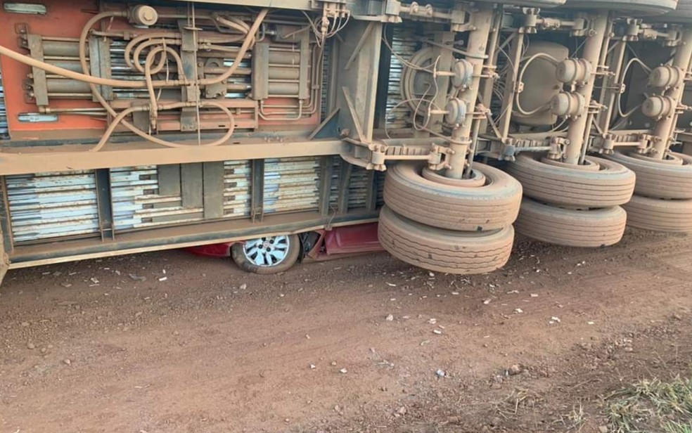 Carreta tomba e esmaga carro em Alexânia — Foto: Reprodução/TV Anhanguera