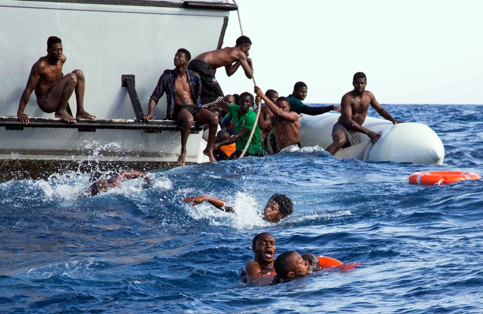 Foto mostra imigrantes em bote na costa da Líbia na tentativa de atravessar o Mediterrâneo, em 6 de novembro de 2017  — Foto: Lisa Hoffmann/Sea-Watch vía AP
