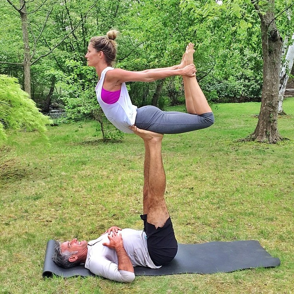 Gisele Bündchen é praticante de ioga há anos. Na foto, a über model aparece em uma postuda de acroyoga — Foto: Reprodução / Instagram