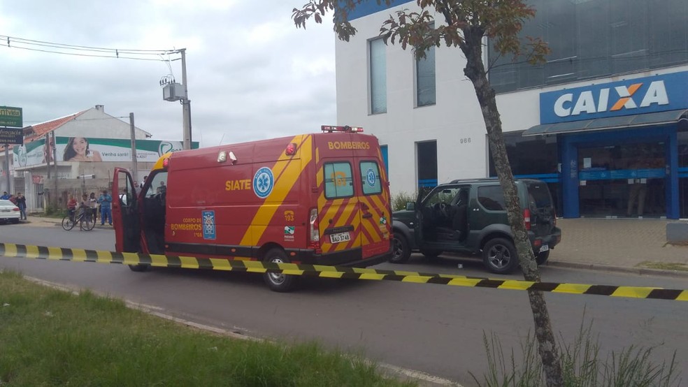 Agência bancária da Caixa Economica Federal, em Curitiba, foi alvo de ladrões na manhã de segunda-feira (30) — Foto: Margaret Aragão/Arquivo pessoal