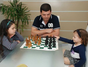 Xeque de pai: xadrez aproxima pais e filhos no interior de