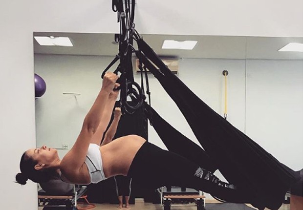 Grávida, Milena Toscano faz acrobacias em aula de pilates - Quem