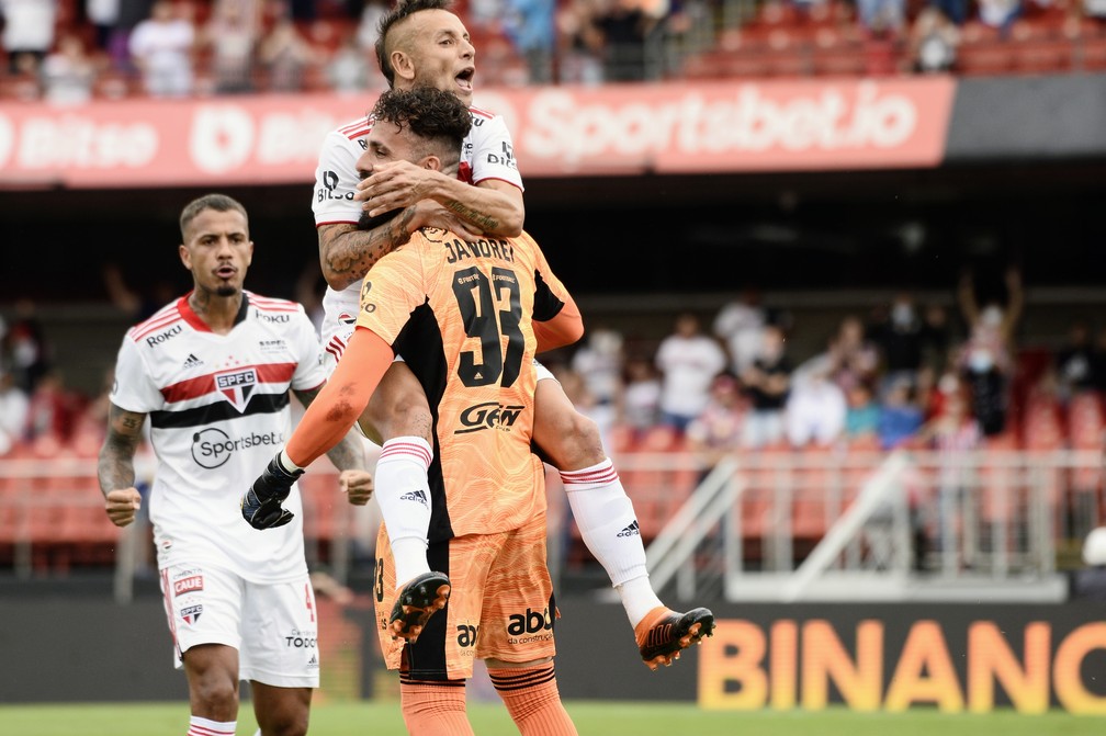 Jandrei defende pênalti em São Paulo x Ituano — Foto: Marcos Ribolli