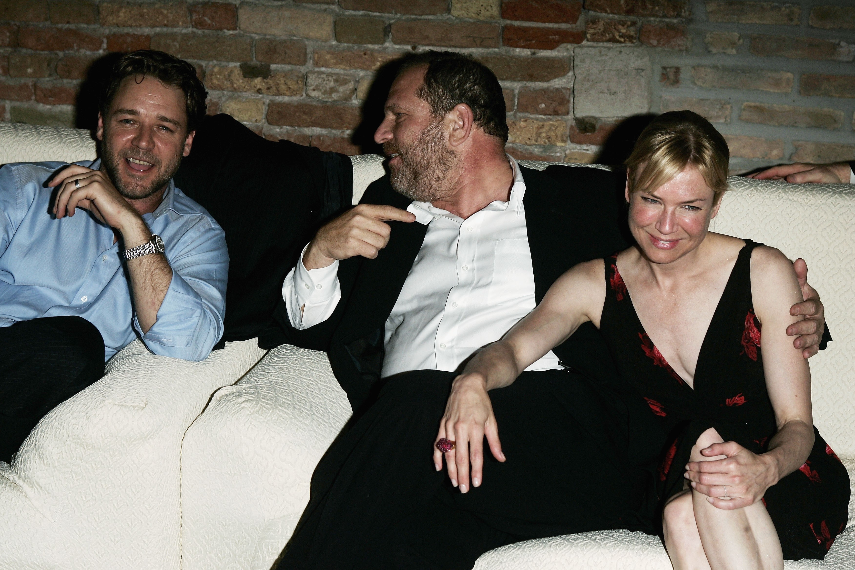 O ator Russell Crowe, o produtor Harvey Weinstein e a atriz Renee Zellweger durante uma festa no Festival de Veneza de 2005 (Foto: Getty Images)