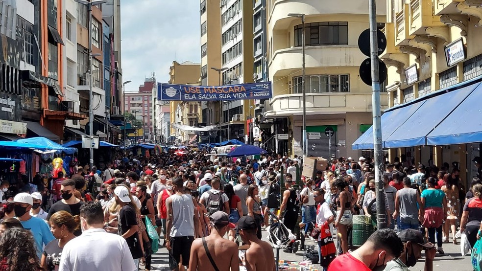 Rua 25 de março, no Centro de São Paulo, fica lotada neste sábado (10), às vésperas do dia das crianças — Foto: Rodrigo Rodrigues/G1