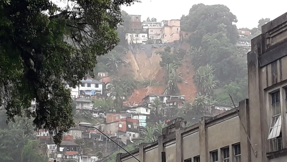 Morros de Santos sofreram com deslizamentos por causa das fortes chuvas — Foto: Fábio Pires/G1