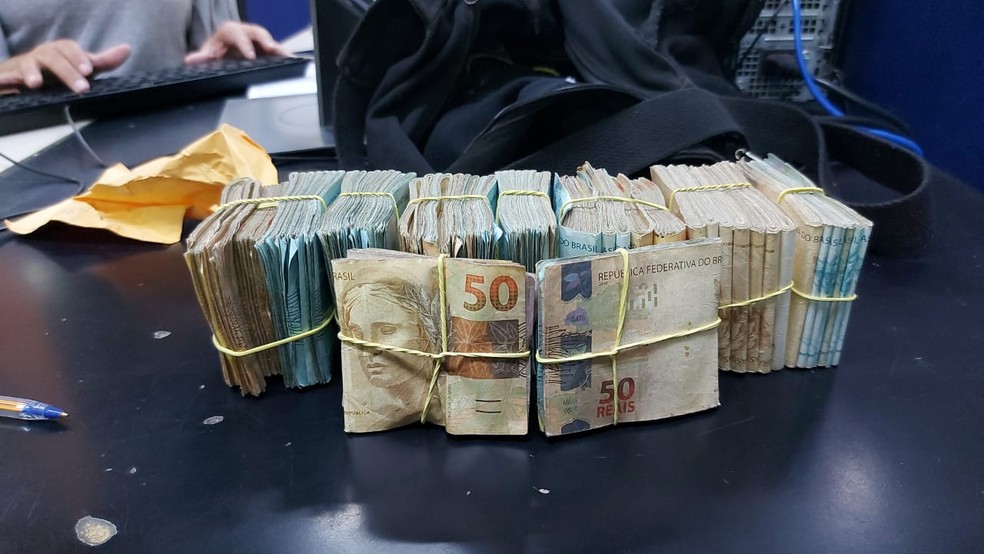 Dinheiro apreendido com homem apontado como comparsa do miliciano Tandera — Foto: Divulgação/ Polícia Civil