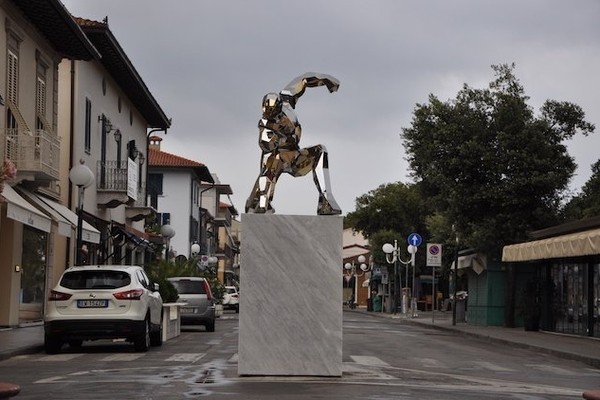 A estátua em homenagem ao Homem de Ferro na cidade italiana de Forte dei Marmi (Foto: Twitter)