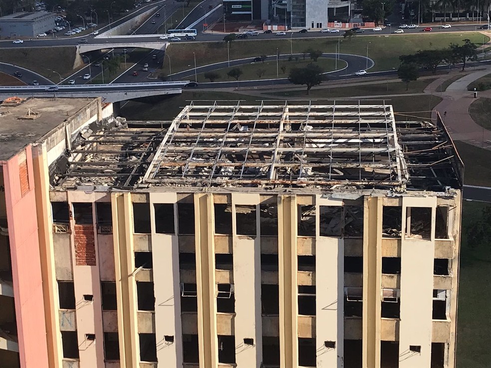 Cobertura do prédio abandonado é um 'risco à saúde', dizem funcionários de hoteis próximos ao Torre Palace (Foto: Marília Marques/G1 )